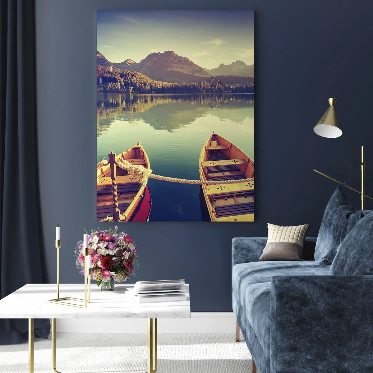 Quadro su vetro - Barche su un lago calmo circondato da montagne al tramonto - 70x100cm - Vivere secondo le sue leggi - Decorazione murale moderna per soggiorno e camera da letto ARTTOR