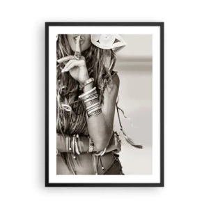 Poster in cornice nera - Donna elegante con gioielli che fa un gesto di silenzio - 50x70cm - Come una ragazza - Decorazione murale moderna per soggiorno e camera da letto ARTTOR