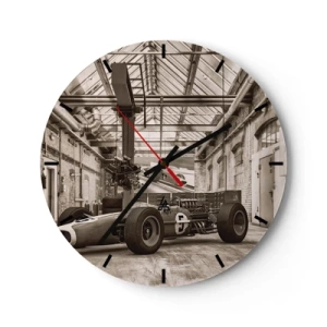 Orologio da parete - Orologio in Vetro - Un'auto da corsa classica in un vecchio capannone industriale - 30x30cm - Il riposo del vincitore - Decorazione murale moderna per soggiorno, cucina e camera da letto ARTTOR
