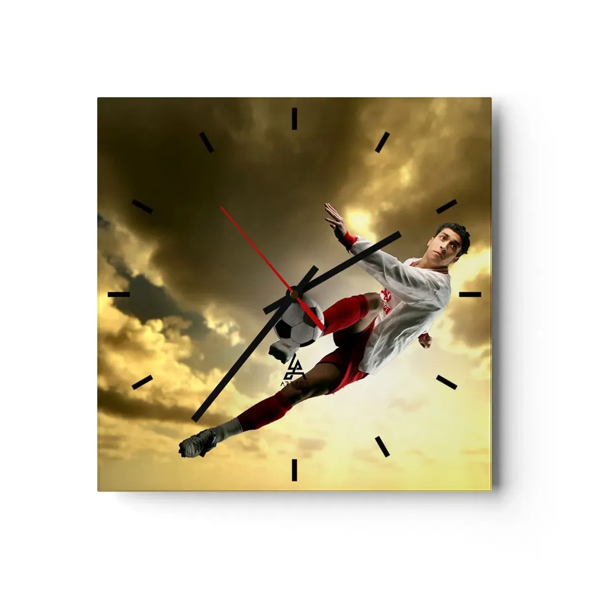 Orologio da parete - Orologio in Vetro - Un giocatore di football in un salto dinamico che calcia la palla contro il cielo - 30x30cm - Il cielo del calcio - Decorazione murale moderna per soggiorno e camera da letto ARTTOR