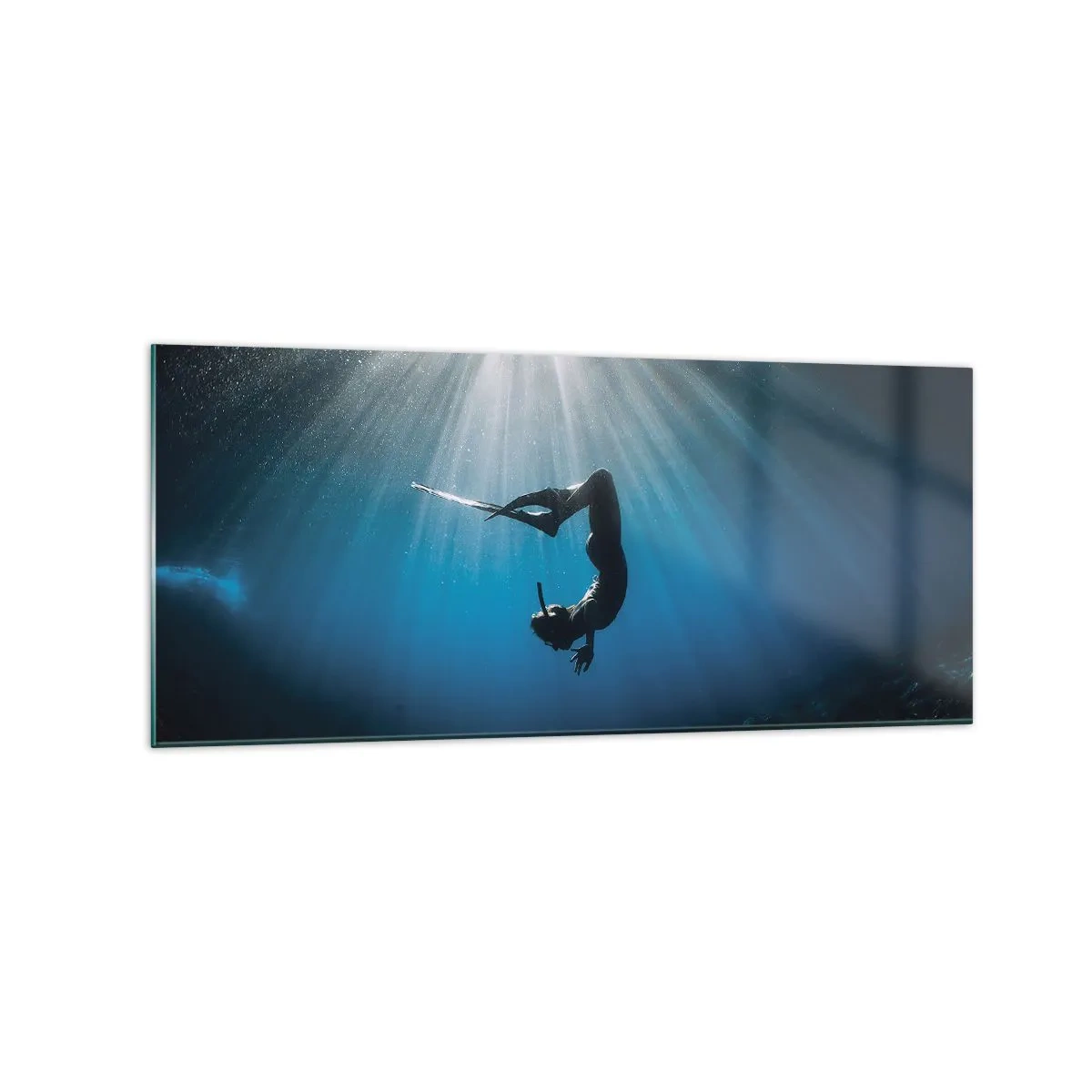 Quadro su vetro - Un subacqueo che galleggia in un raggio di luce sott'acqua - 120x50cm - Danza subacquea - Decorazione murale moderna per soggiorno e camera da letto ARTTOR