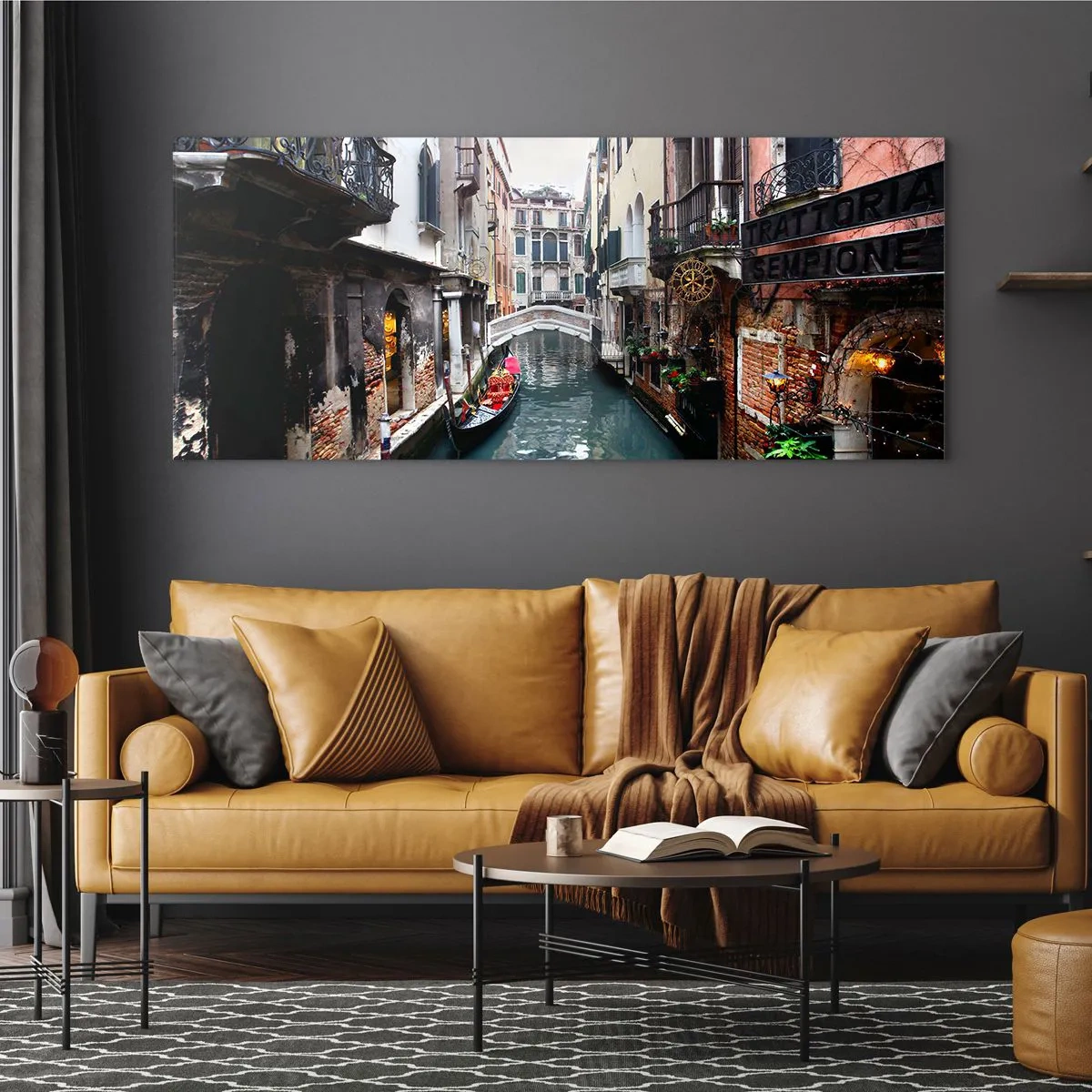 Quadro su vetro - Un canale a Venezia con una gondola ed edifici storici - 140x50cm - Paesaggio veneziano con gondola e ponte - Decorazione murale moderna per soggiorno e camera da letto ARTTOR