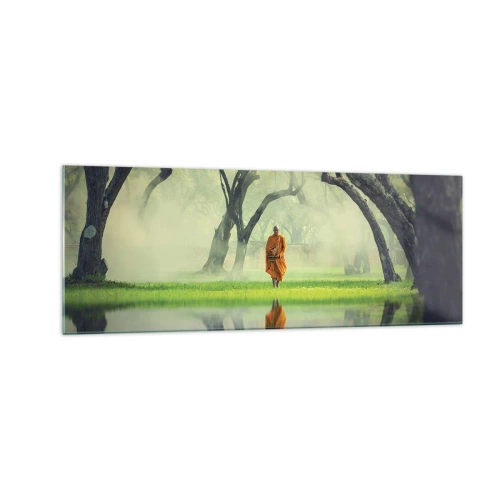 Quadro su vetro - Un monaco con una tunica arancione in una foresta con uno sfondo nebbioso e il riflesso nell'acqua. - 140x50cm - In cammino verso l'illuminazione - Decorazione murale moderna per soggiorno e camera da letto ARTTOR