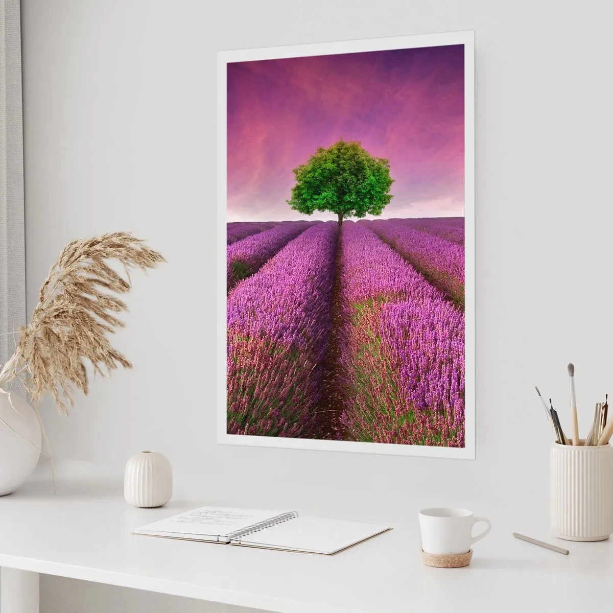 Poster - Un campo di lavanda con un albero solitario contro un cielo viola - 50x70cm - Sui campi di lavanda - Decorazione murale moderna per soggiorno e camera da letto ARTTOR