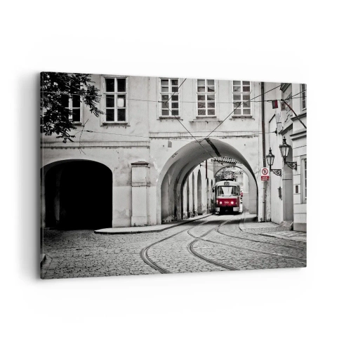 Quadro su tela - Stampe su Tela - Un tram bianco e nero in una strada storica della città - 120x80cm - Attraverso il labirinto cittadino - Decorazione murale moderna per soggiorno e camera da letto ARTTOR