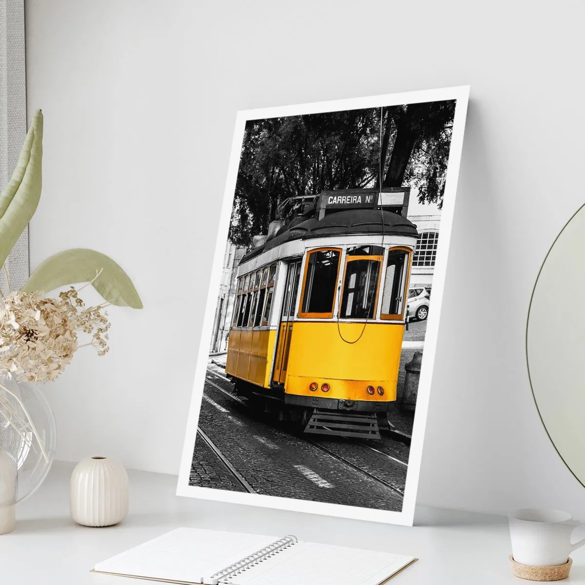 Poster - Un tram giallo su uno sfondo urbano bianco e nero - 50x70cm - Con il fado in sottofondo - Decorazione murale moderna per soggiorno e camera da letto ARTTOR