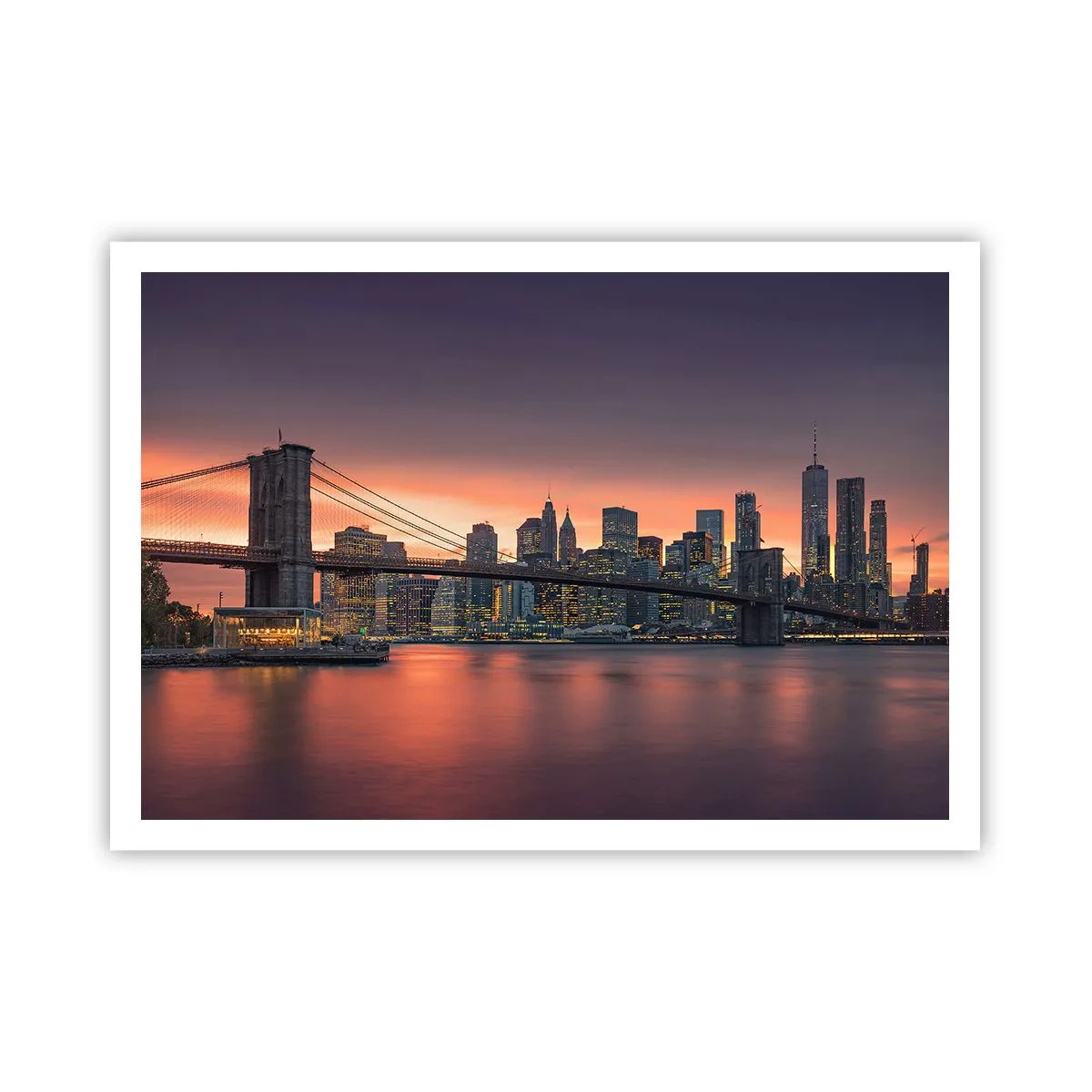 Poster - Panorama notturno della città con un ponte e un cielo illuminato - 100x70cm - Immersa nel silenzio lilla - Decorazione murale moderna per soggiorno e camera da letto ARTTOR