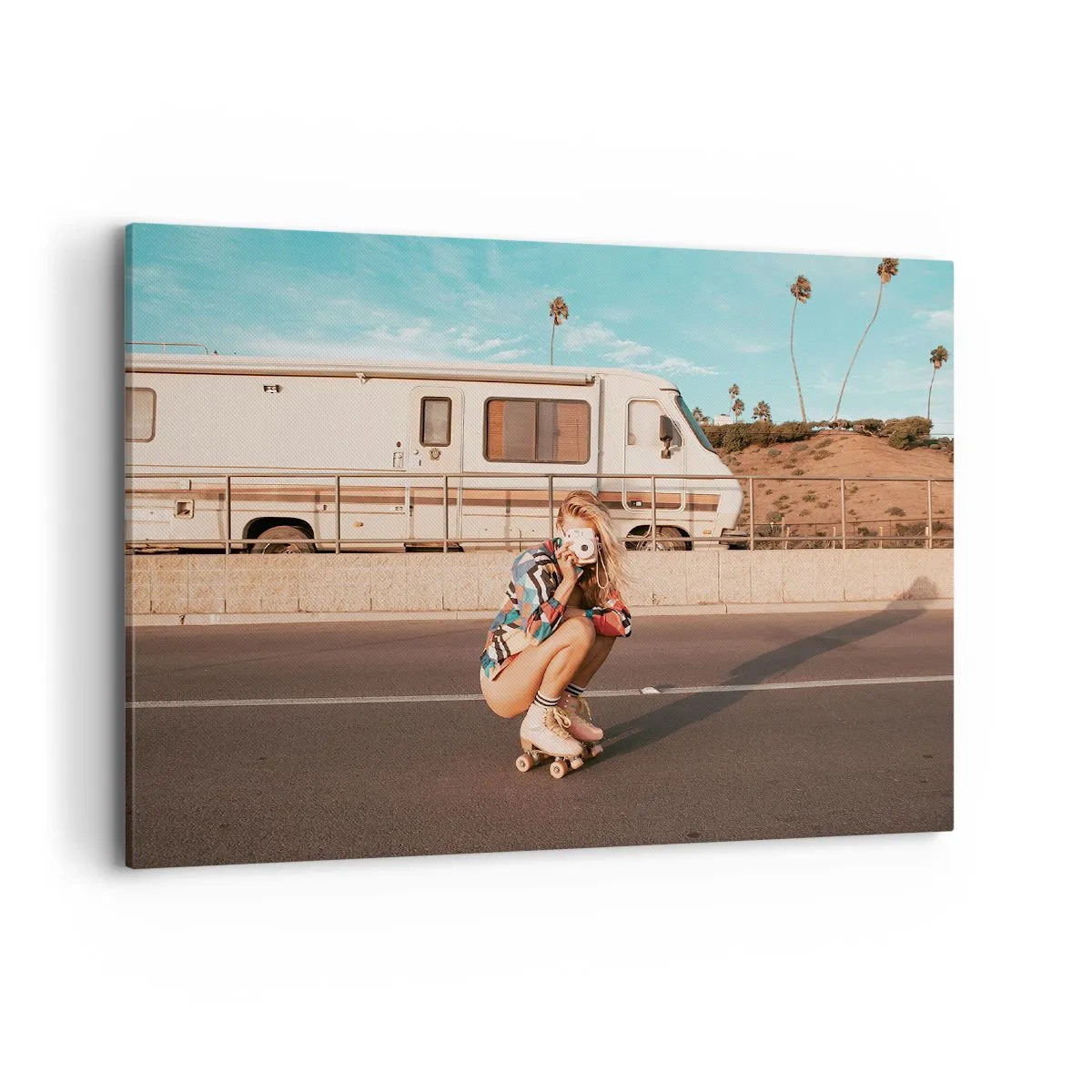 Quadro su tela - Stampe su Tela - Una ragazza sui pattini a rotelle scatta una foto in una giornata di sole. - 100x70cm - Sorridi per favore! - Decorazione murale moderna per soggiorno e camera da letto ARTTOR