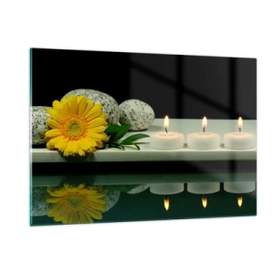 Quadro su vetro - Candele, pietre e un fiore giallo riflessi nell'acqua - 120x80cm - Il sollievo dei sensi - Decorazione murale moderna per soggiorno e camera da letto ARTTOR