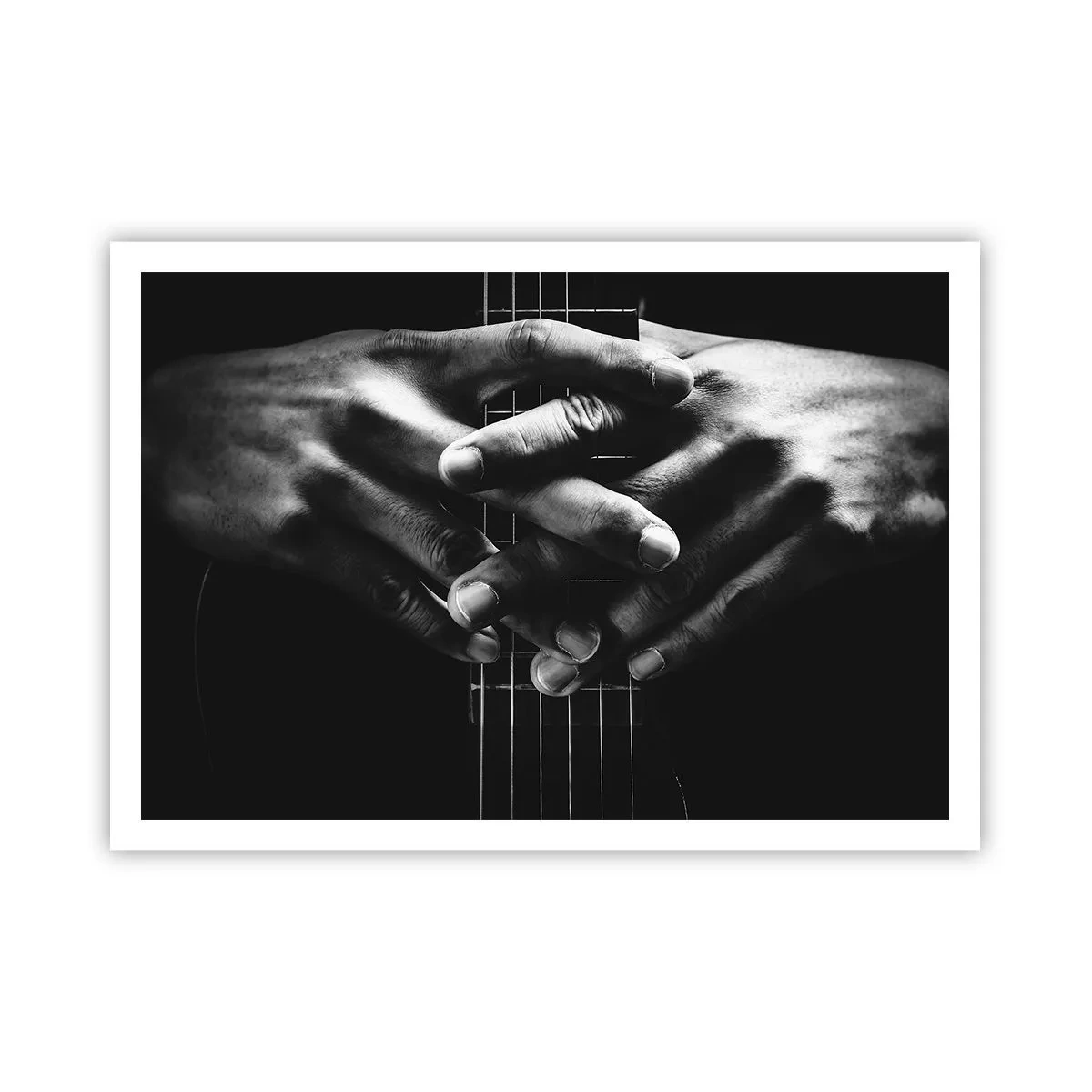Poster - Mani giunte su una chitarra in un tono monocromatico - 100x70cm - La preghiera dell'artista - Decorazione murale moderna per soggiorno e camera da letto ARTTOR