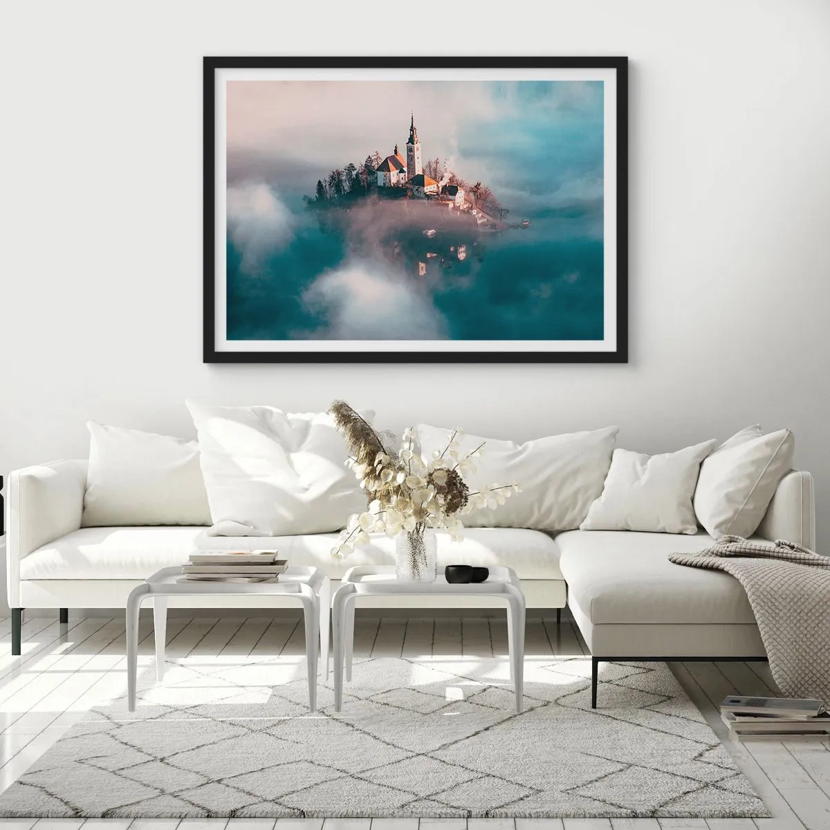 Poster in cornice nera - Un'isola pittoresca con una chiesa circondata dalla nebbia - 70x50cm - L'isola dei sogni - Decorazione murale moderna per soggiorno e camera da letto ARTTOR