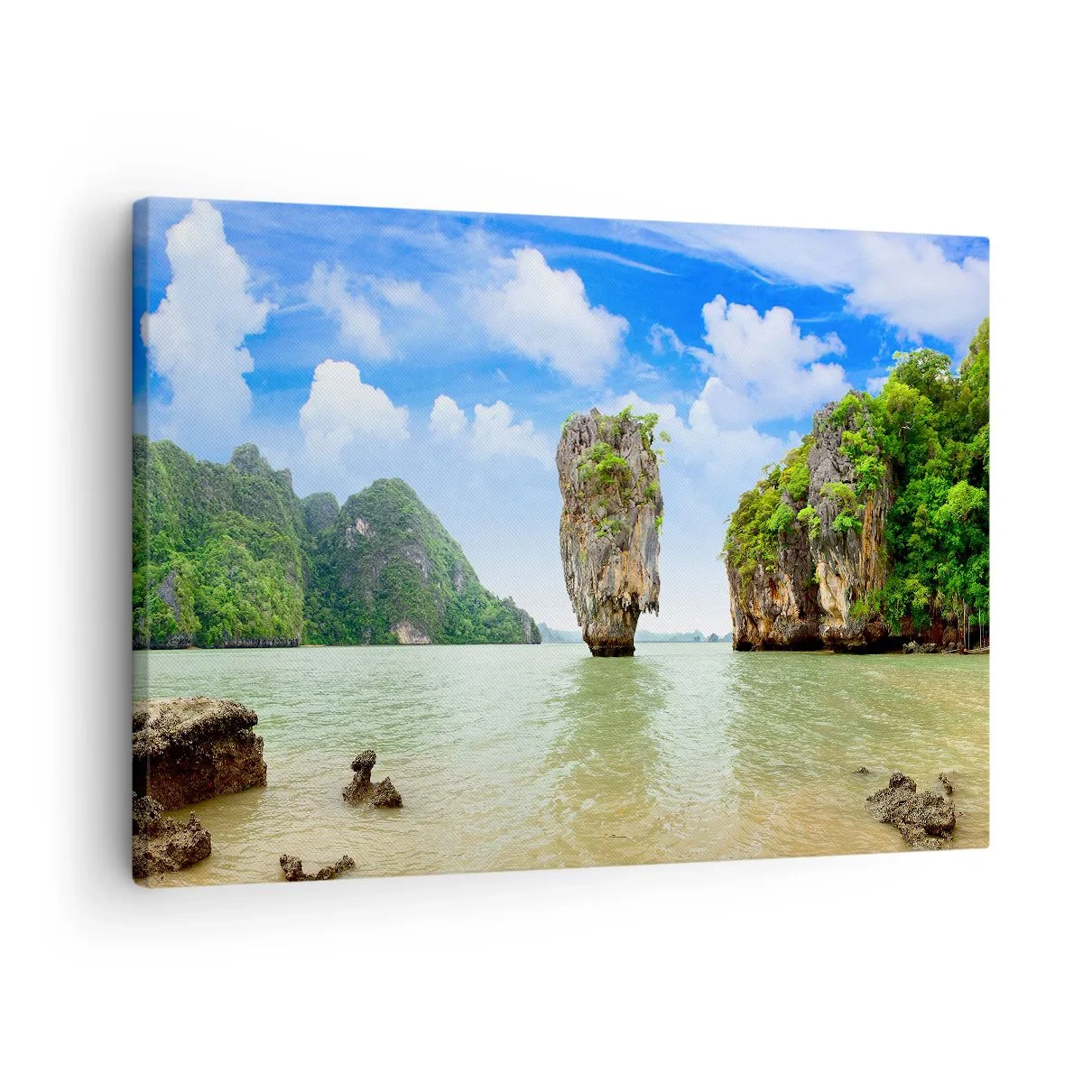 Quadro su tela - Stampe su Tela - Una formazione rocciosa esotica circondata da acqua e vegetazione sotto un cielo azzurro. - 70x50cm - Meraviglie rocciose della natura - Decorazione murale moderna per soggiorno e camera da letto ARTTOR