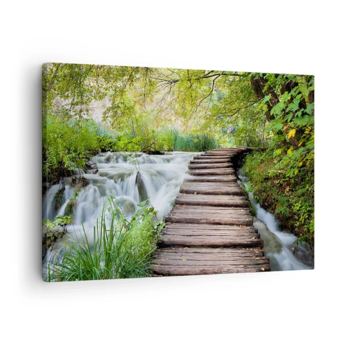 Quadro su tela - Stampe su Tela - Un ponte di legno sopra una cascata circondata da una lussureggiante foresta verde. - 70x50cm - Acqua per niente tranquilla - Decorazione murale moderna per soggiorno e camera da letto ARTTOR