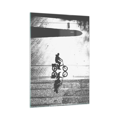 Quadro su vetro - Uomo in bicicletta attraverso la città, riflesso nell'acqua, scatto in bianco e nero - 50x70cm - Avanti, attraverso la città - Decorazione murale moderna per soggiorno e camera da letto ARTTOR