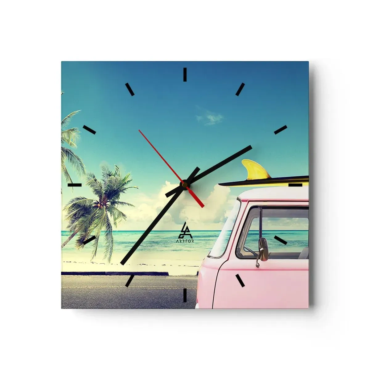 Orologio da parete - Orologio in Vetro - Un furgone rosa con una tavola da surf sullo sfondo di una spiaggia tropicale. - 30x30cm - Tempo di vacanze - Decorazione murale moderna per soggiorno e camera da letto ARTTOR