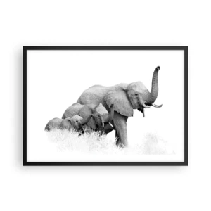 Poster in cornice nera - Una famiglia di elefanti sullo sfondo di un paesaggio africano in bianco e nero. - 70x50cm - Uno, due, tre - Decorazione murale moderna per soggiorno e camera da letto ARTTOR