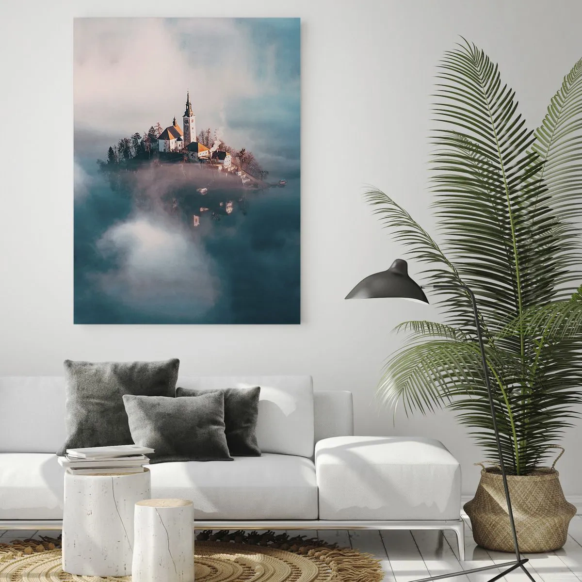 Quadro su vetro - Un'isola con una chiesa circondata dalla nebbia su un lago calmo - 50x70cm - L'isola dei sogni - Decorazione murale moderna per soggiorno e camera da letto ARTTOR