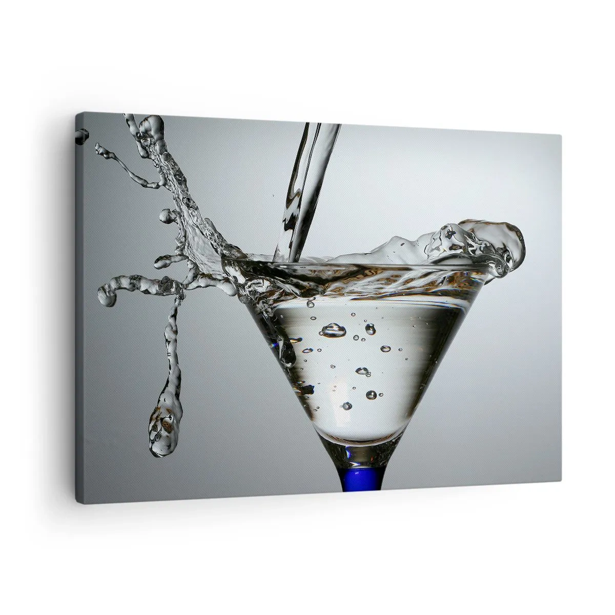 Quadro su tela - Stampe su Tela - Bicchiere da Martini con schizzi d'acqua dinamici su sfondo chiaro. - 70x50cm - Sul bordo della coppa - Decorazione murale moderna per soggiorno e camera da letto ARTTOR
