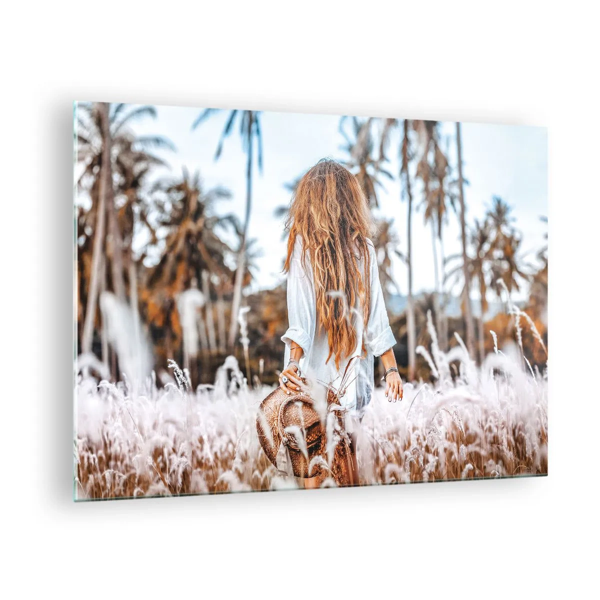 Quadro su vetro - Una donna nell'erba con un cappello in mano su uno sfondo di palme - 70x50cm - Nata dalla lanugine dell'erba - Decorazione murale moderna per soggiorno e camera da letto ARTTOR