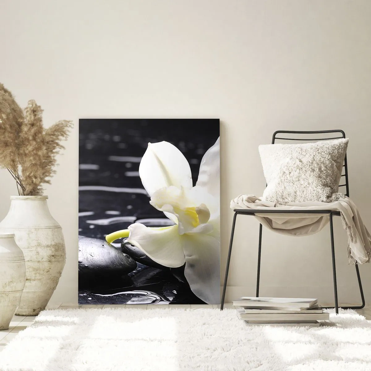 Quadro su vetro - Un'orchidea bianca su uno sfondo di pietre nere e acqua. - 80x120cm - Studio in bianco e nero - Decorazione murale moderna per soggiorno e camera da letto ARTTOR