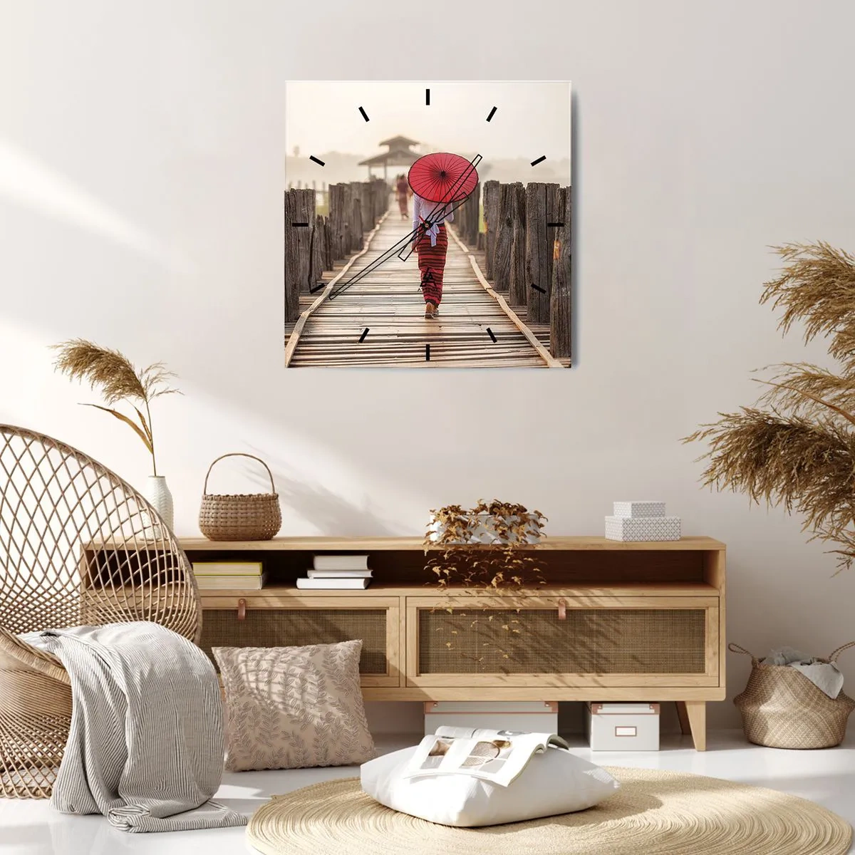 Orologio da parete - Orologio in Vetro - Una donna con un ombrello rosso su un ponte di legno - 30x30cm - Sul vecchio ponte - Decorazione murale moderna per soggiorno e camera da letto ARTTOR