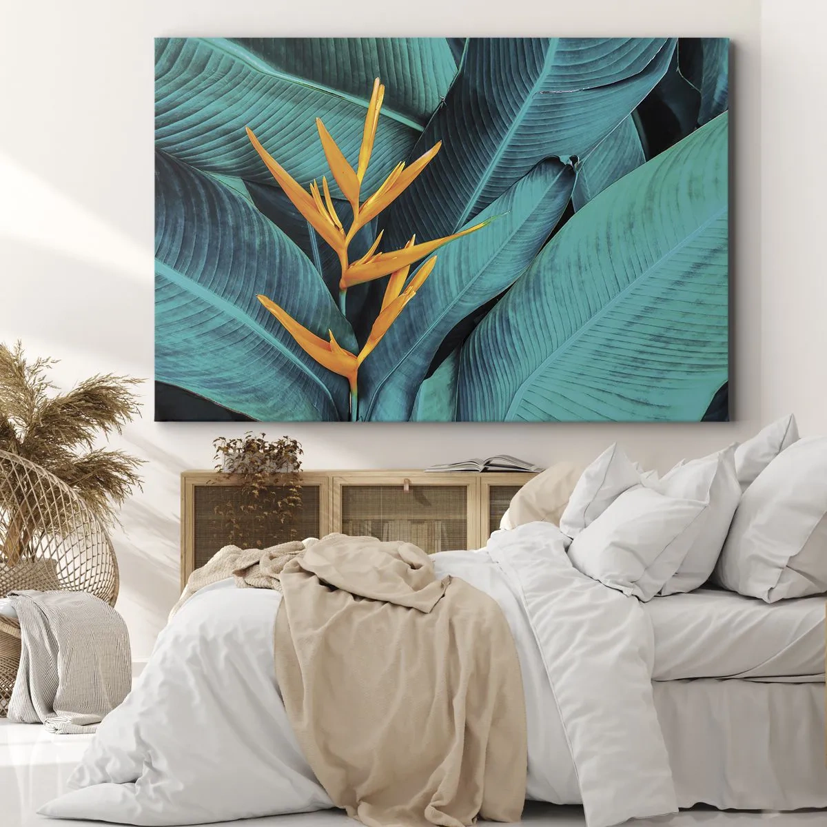 Quadro su tela - Stampe su Tela - Un fiore esotico su uno sfondo di foglie di banano in tonalità turchesi. - 120x80cm - Il fiore dell'Eden - Decorazione murale moderna per soggiorno e camera da letto ARTTOR