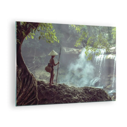 Quadro su vetro - Un ragazzo con una lancia vicino a una cascata nella foresta pluviale - 70x50cm - In armonia con la natura - Decorazione murale moderna per soggiorno e camera da letto ARTTOR