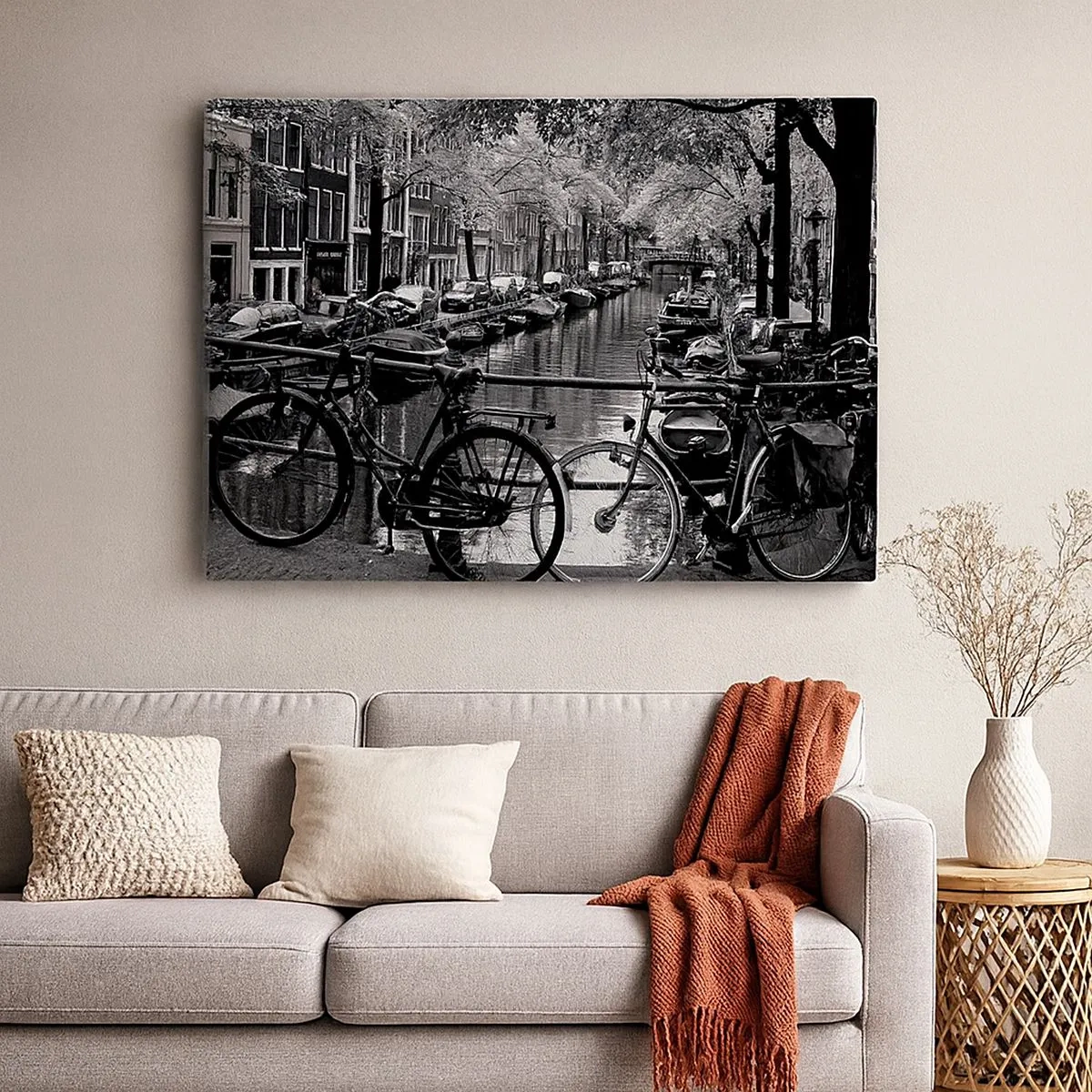 Quadro su tela - Stampe su Tela - Canale con biciclette in fotografia in bianco e nero - 70x50cm - Vista molto olandese - Decorazione murale moderna per soggiorno e camera da letto ARTTOR