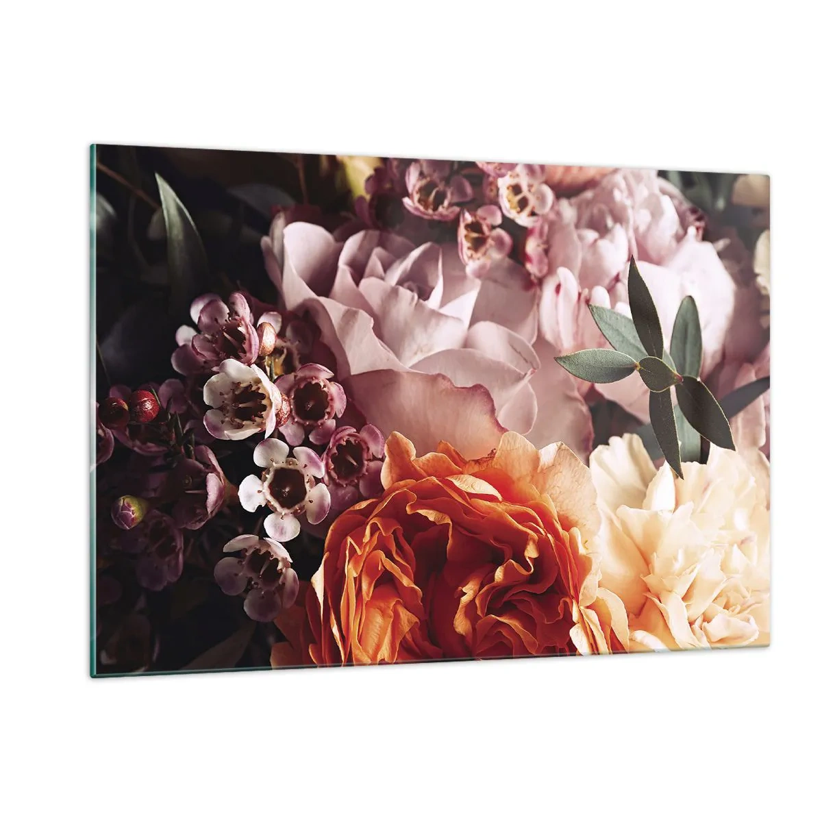 Quadro su vetro - Primo piano di una composizione di rose, garofani e piccoli fiori. - 120x80cm - Avvolti dalla bellezza - Decorazione murale moderna per soggiorno e camera da letto ARTTOR