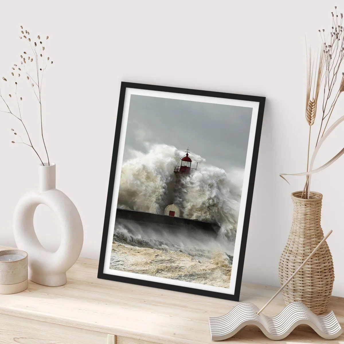 Poster in cornice nera - Un faro circondato da onde agitate - 50x70cm - L'ira dell'oceano - Decorazione murale moderna per soggiorno e camera da letto ARTTOR