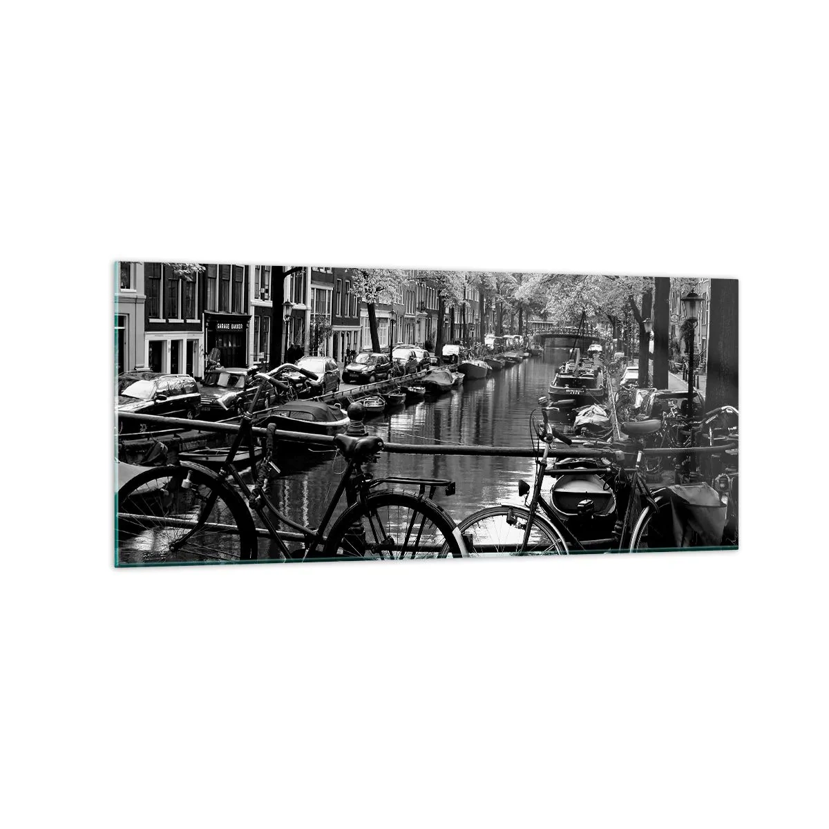 Quadro su vetro - Canale con biciclette in fotografia in bianco e nero - 120x50cm - Vista molto olandese - Decorazione murale moderna per soggiorno e camera da letto ARTTOR