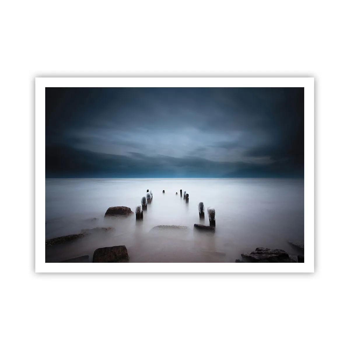 Poster - Il vecchio molo sullo sfondo di un mare calmo - 100x70cm - Lago pensieroso - Decorazione murale moderna per soggiorno e camera da letto ARTTOR