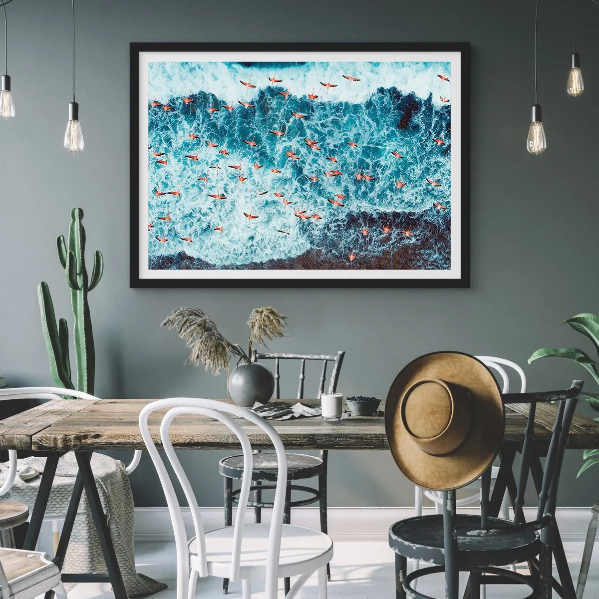 Poster in cornice nera - Una vista a volo d'uccello di fenicotteri rosa su un oceano blu - 70x50cm - Parata sotto il mare - Decorazione murale moderna per soggiorno e camera da letto ARTTOR