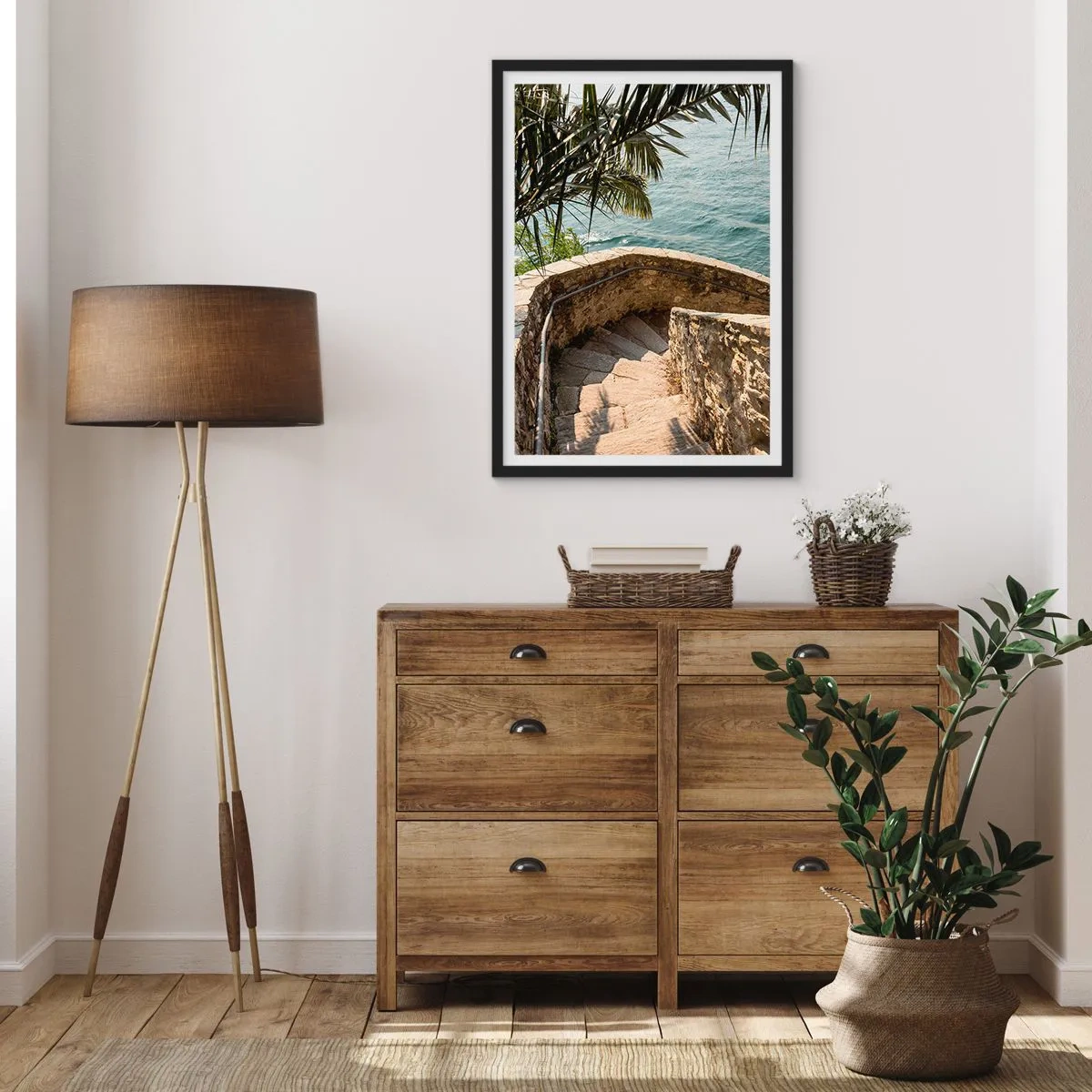 Poster in cornice nera - Una scala a chiocciola in pietra che conduce verso il mare, fiancheggiata da palme - 50x70cm - Sotto il sole d'Italia - Decorazione murale moderna per soggiorno e camera da letto ARTTOR