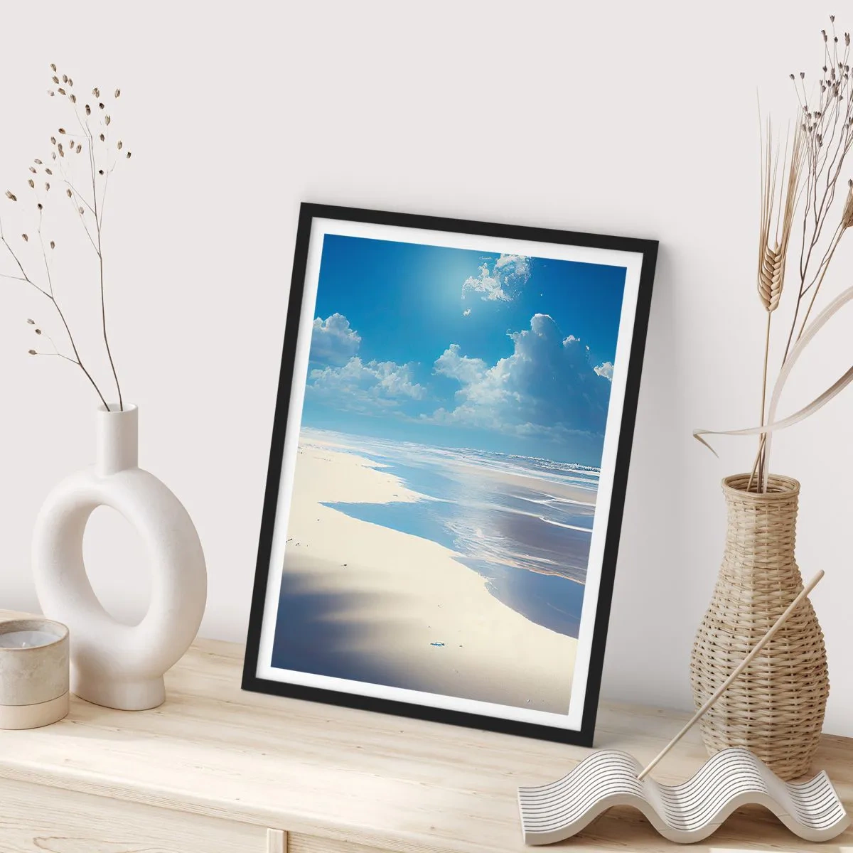 Poster in cornice nera - Una spiaggia soleggiata con il cielo riflesso nell'acqua - 50x70cm - Vacanze in paradiso - Decorazione murale moderna per soggiorno e camera da letto ARTTOR