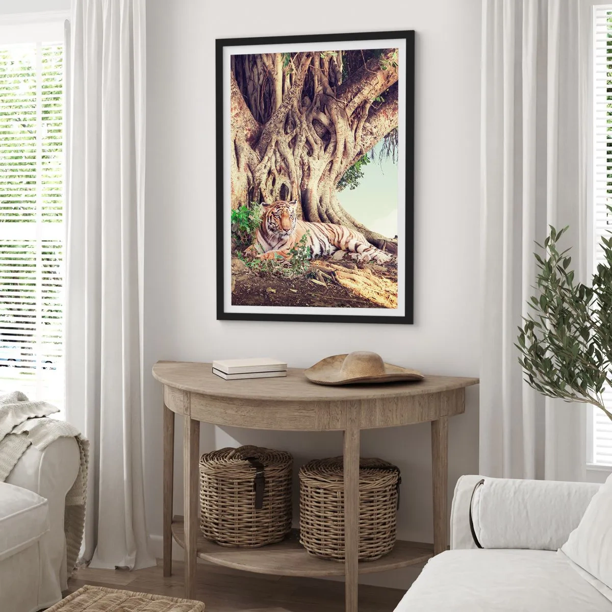 Poster in cornice nera - Una tigre che riposa sotto un enorme albero con radici aggrovigliate. - 50x70cm - Vista dal Libro della Genesi - Decorazione murale moderna per soggiorno e camera da letto ARTTOR