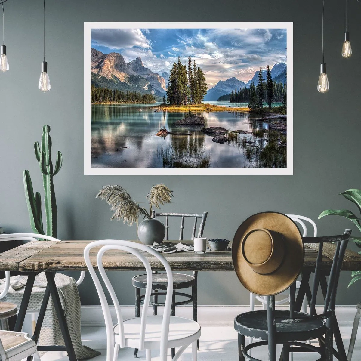 Poster - Un paesaggio montano con un'isola circondata da un lago calmo - 100x70cm - Sulle acque grandi e limpide... - Decorazione murale moderna per soggiorno e camera da letto ARTTOR