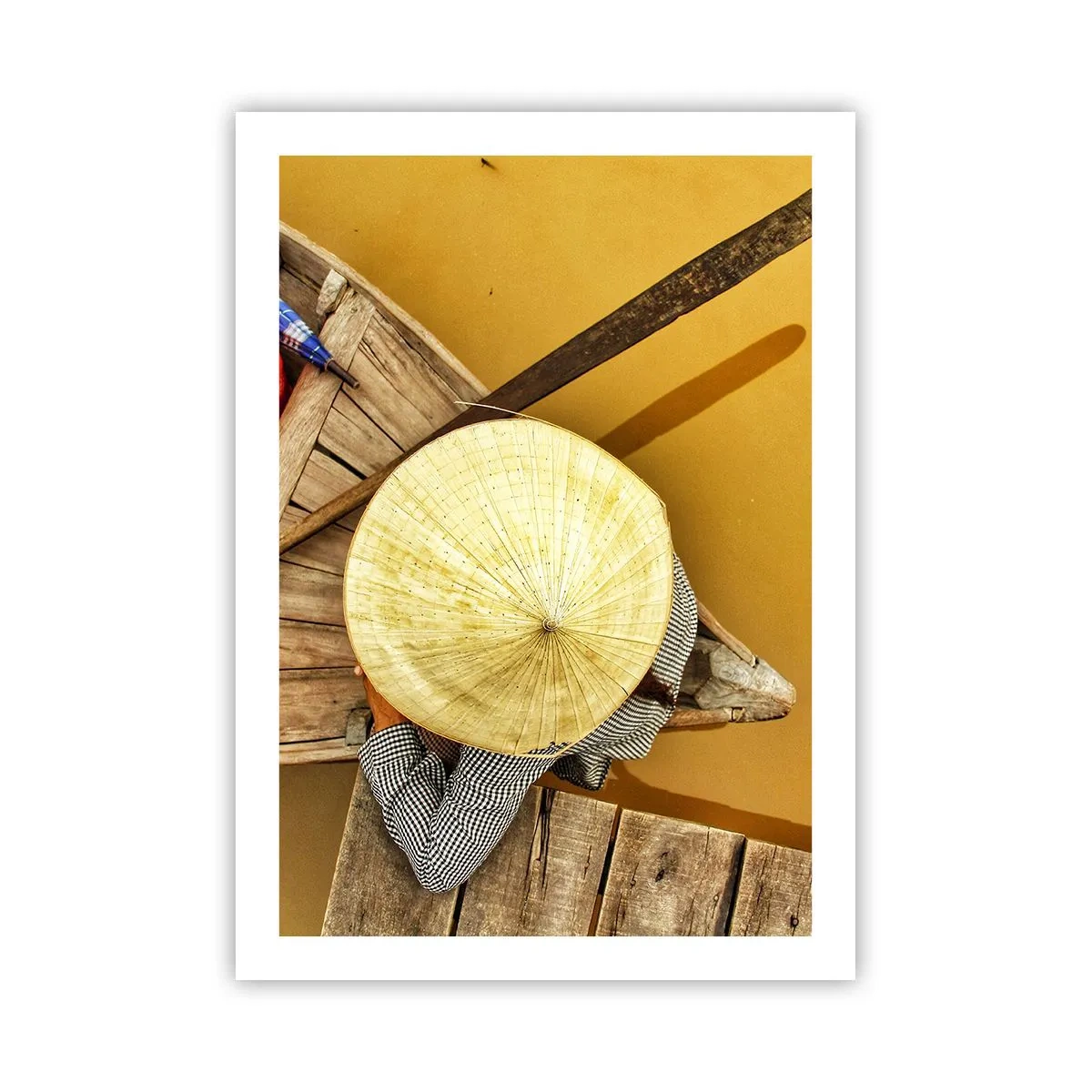 Poster - Un cappello tradizionale sullo sfondo di una barca di legno e dell'acqua. - 50x70cm - Vita sul Fiume Giallo - Decorazione murale moderna per soggiorno e camera da letto ARTTOR