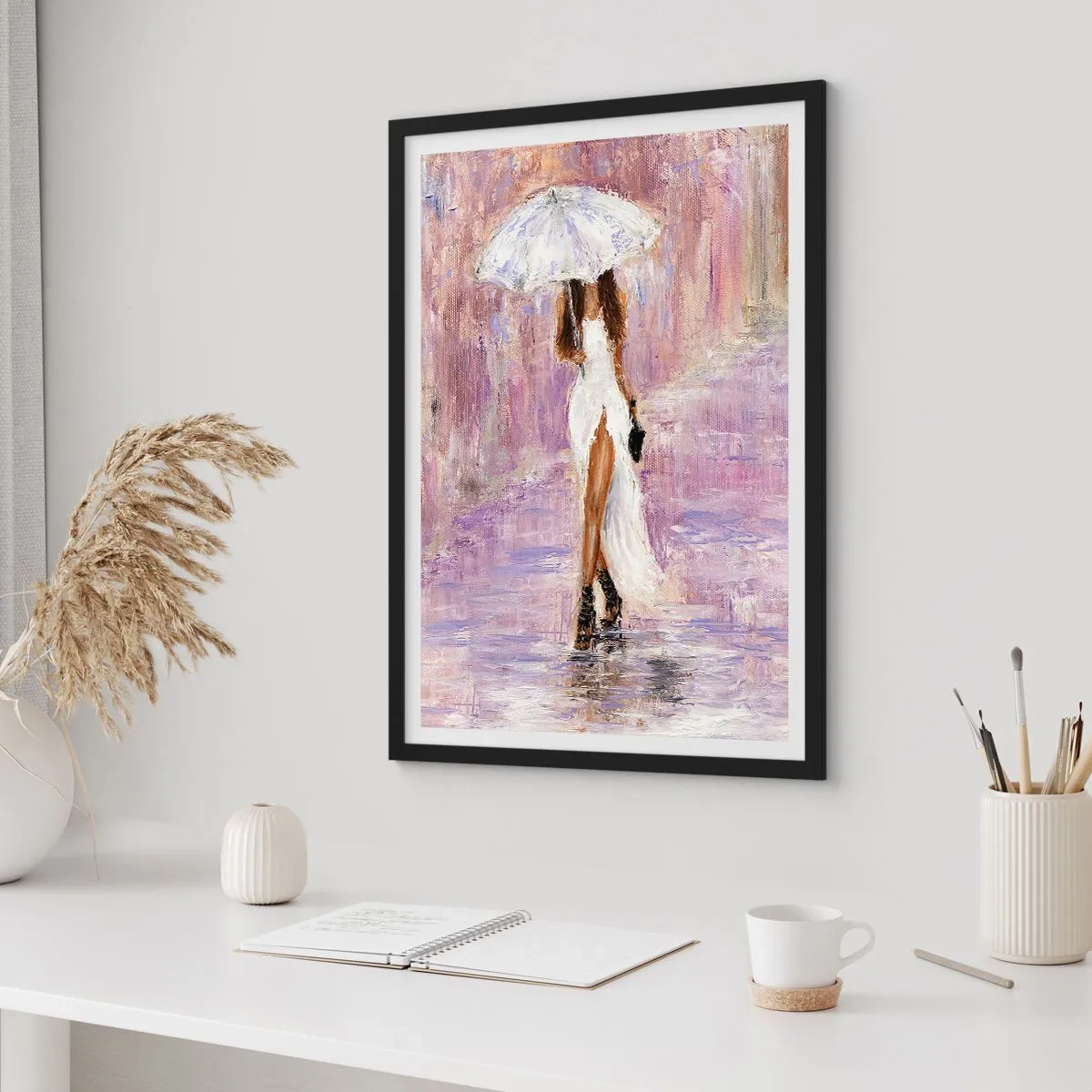 Poster in cornice nera - Donna con ombrello sotto la pioggia - 50x70cm - Nella pioggia lilla - Decorazione murale moderna per soggiorno e camera da letto ARTTOR