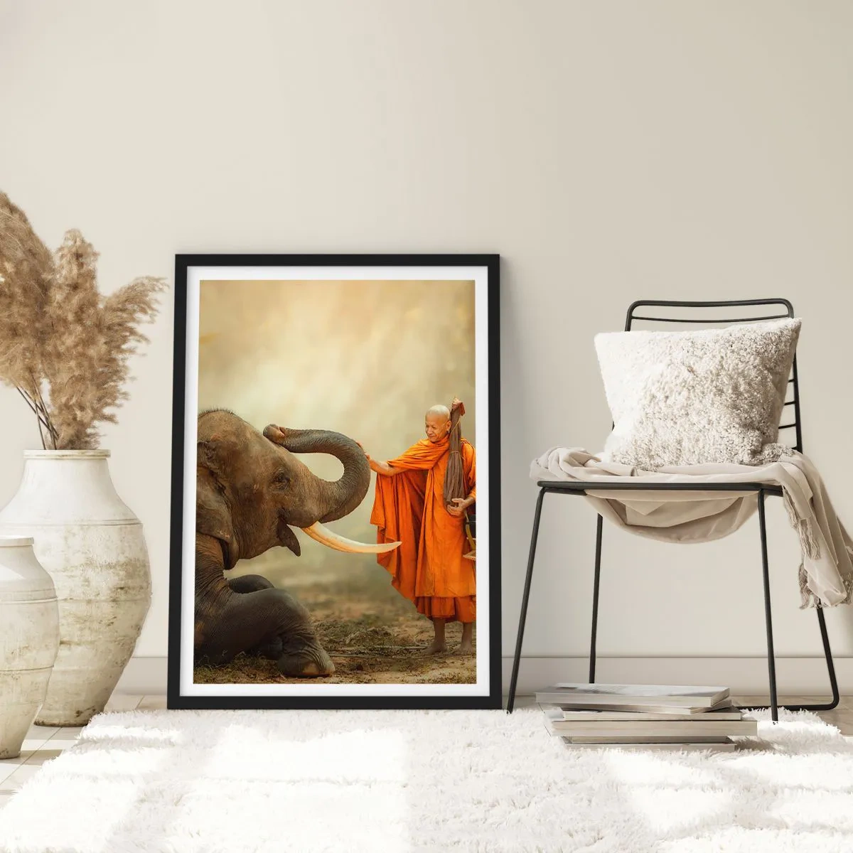 Poster in cornice nera - Un monaco in tunica arancione con un elefante sullo sfondo - 50x70cm - Incontro nel viaggio - Decorazione murale moderna per soggiorno e camera da letto ARTTOR