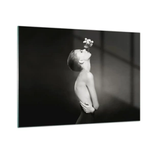 Quadro su vetro - Una donna con un fiore in bocca in un ritratto in bianco e nero - 100x70cm - Eleganza eccentrica - Decorazione murale moderna per soggiorno e camera da letto ARTTOR