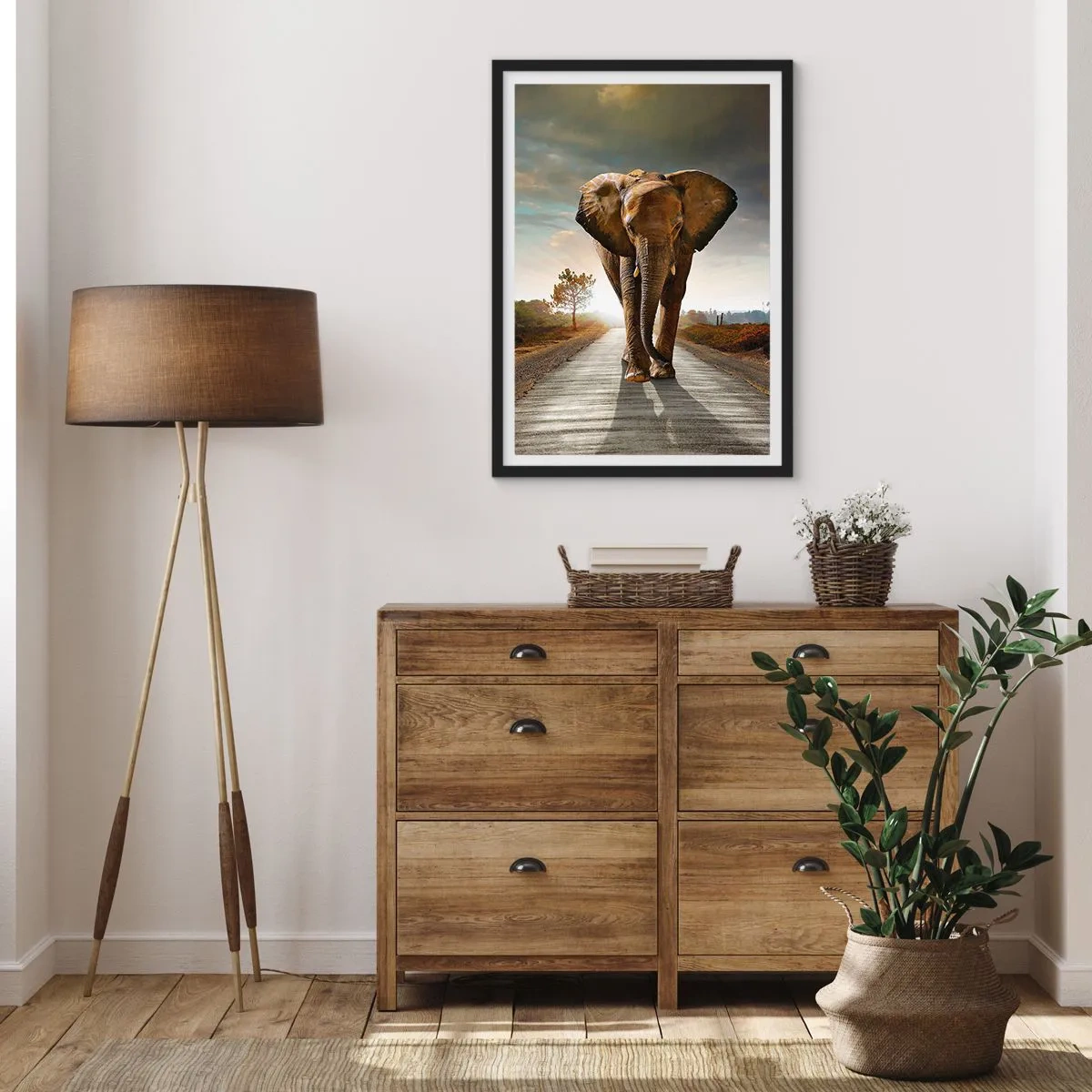 Poster in cornice nera - Un elefante che cammina lungo la strada al tramonto - 50x70cm - E non nel negozio di cristalli - Decorazione murale moderna per soggiorno e camera da letto ARTTOR