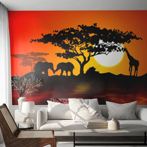 Fotomurali Premium Canvas - Tramonto africano con sagome di elefanti e giraffe sull'acqua - 100x70cm - Incontro nella savana - Decorazione murale moderna per soggiorno e camera da letto ARTTOR