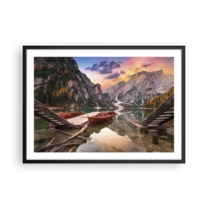 Poster in cornice nera - Lago di montagna con barche al tramonto - 70x50cm - La promessa del giorno - Decorazione murale moderna per soggiorno e camera da letto ARTTOR