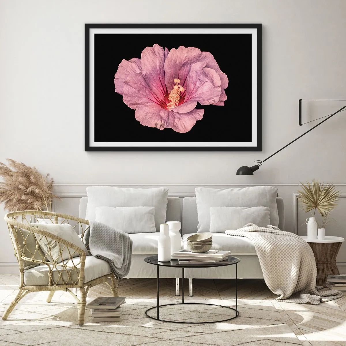 Poster in cornice nera - Fiore rosa su sfondo nero - 70x50cm - Dritto al cuore - Decorazione murale moderna per soggiorno e camera da letto ARTTOR