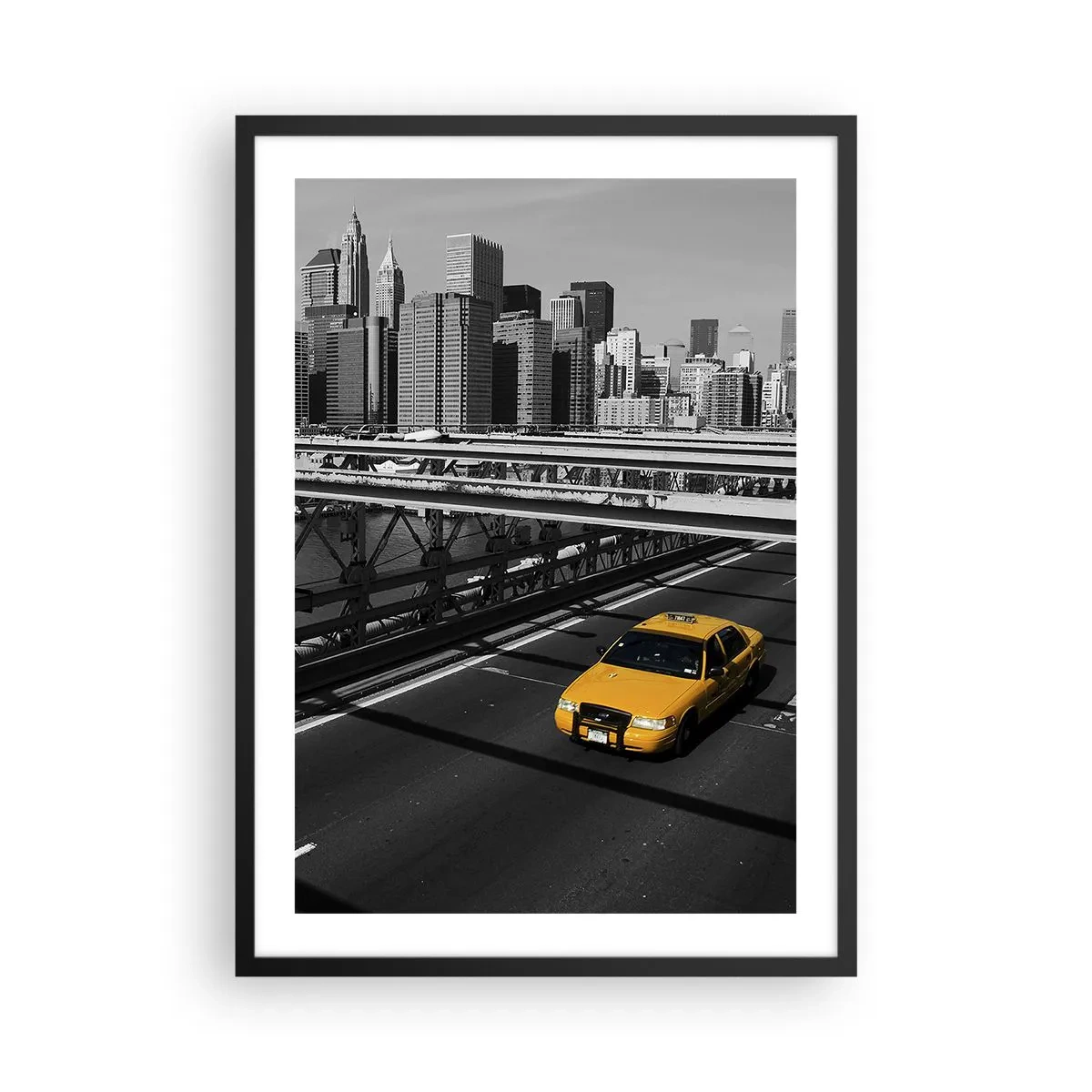 Poster in cornice nera - Un taxi giallo su uno sfondo urbano bianco e nero - 50x70cm - Il colore della grande città - Decorazione murale moderna per soggiorno e camera da letto ARTTOR