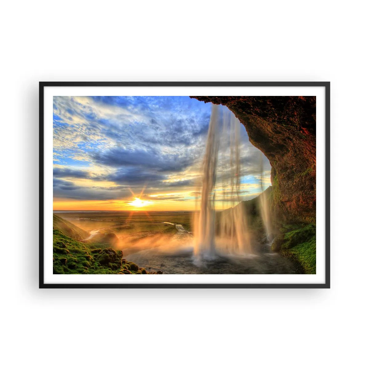 Poster in cornice nera - Una cascata illuminata dalla luce del sole sullo sfondo di un paesaggio - 100x70cm - Il mondo dietro una tenda di gocce - Decorazione murale moderna per soggiorno e camera da letto ARTTOR