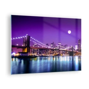 Quadro su vetro - Il ponte di Brooklyn e Manhattan di notte nelle tonalità viola - 70x50cm - Luce della grande città in viola - Decorazione murale moderna per soggiorno e camera da letto ARTTOR