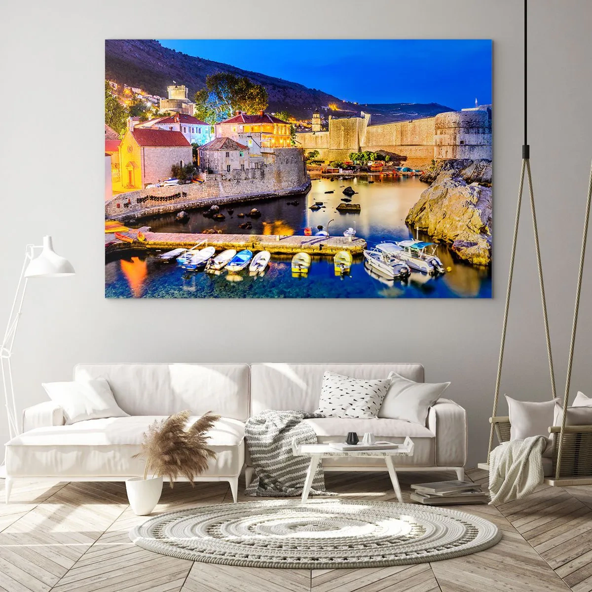 Quadro su vetro - Panorama serale di Dubrovnik con barche e mura della città - 100x70cm - Notte luminosa sull'Adriatico - Decorazione murale moderna per soggiorno e camera da letto ARTTOR