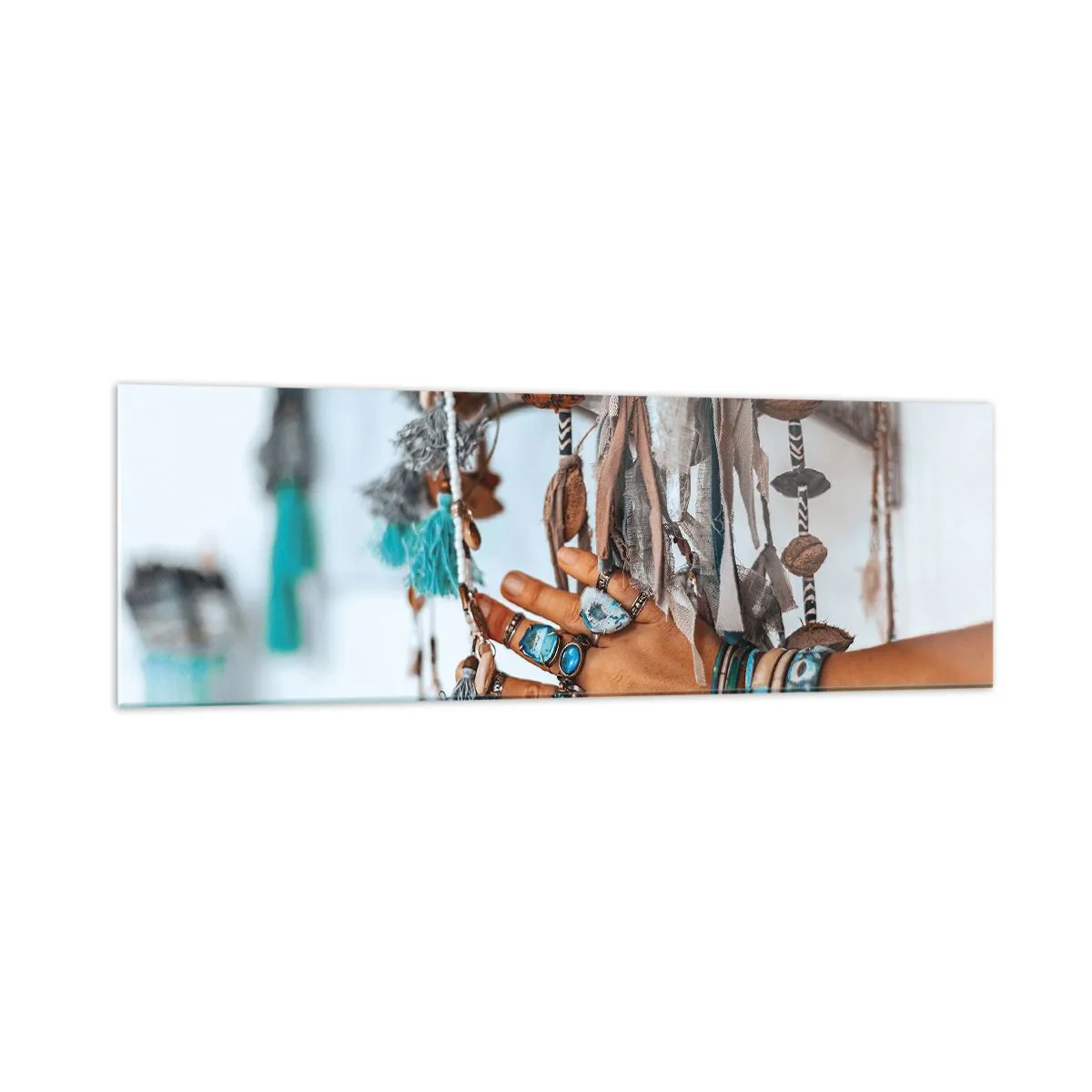 Quadro su vetro - Una mano adornata con gioielli boho con decorazioni sullo sfondo - 160x50cm - Tesori locali - Decorazione murale moderna per soggiorno e camera da letto ARTTOR